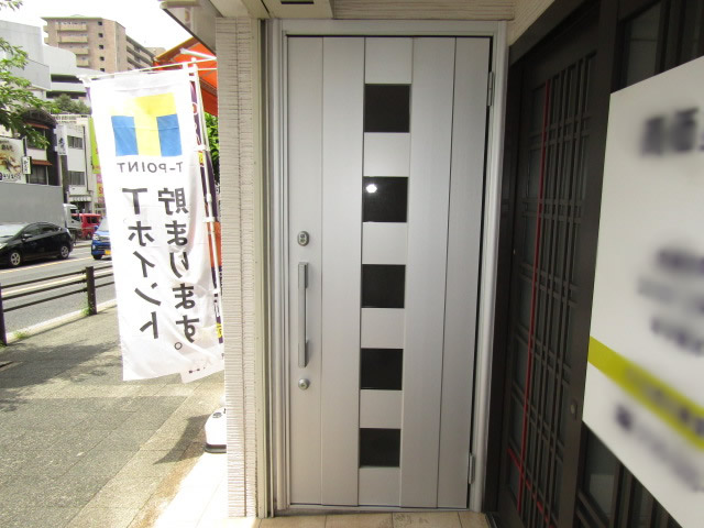 名古屋市昭和区　玄関を店舗用扉へ取り替え